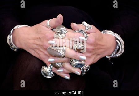 I bambini di autore Jacqueline Wilson indossando i suoi grandi anelli argento raffigurato all'Guardian Hay Festival 2006 Hay on Wye Galles Foto Stock