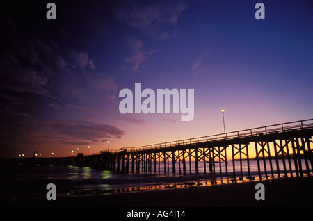 Goleta Beach Pier al tramonto in corrispondenza di Goleta, California. Foto Stock