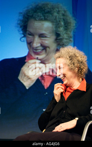 Il romanziere canadese e poeta Atwood Margaret raffigurato a Hay Festival 2006 Foto Stock