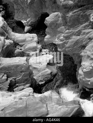 Cascata, fiume tortuoso tra ripide rocce erose Foto Stock