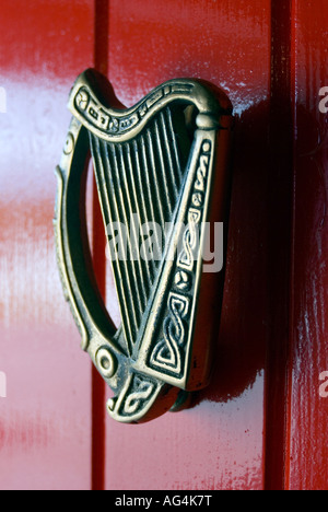 Ardara County Donegal Irlanda una cetra porta sagomata respingente su un cottage porta Foto Stock