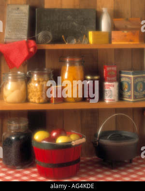 Vintage dispensa con conserva di frutta antica utensili pentole e prodotti alimentari Foto Stock