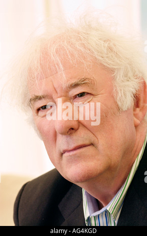 Poeta irlandese autore e premio Nobel Seamus Heaney presso il Guardian Hay Festival 2006 Hay on Wye Powys Wales UK Foto Stock