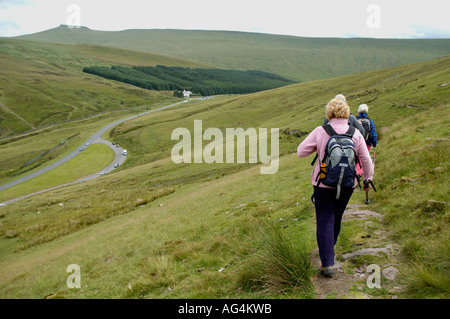 Visite guidate a piedi gruppo sul sentiero collinare vicino a piani di armi nel Parco Nazionale di Brecon Beacons Powys South Wales UK Foto Stock