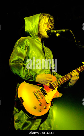 Welsh rock band Super animali pelosi Huw Bunford Bunf chitarrista effettuando al Festival di Fieno Hay on Wye Powys Wales UK Foto Stock