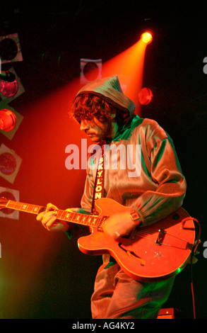 Welsh rock band Super animali pelosi burbero Rhys vocals chitarrista effettuando al Festival di Fieno Hay on Wye Powys Wales UK Foto Stock