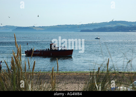 Vista dalla spiaggia della barca in mare a Exmouth Devon UK Regno Unito Inghilterra Foto Stock