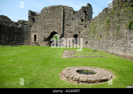 Vista su acqua bene nel reparto interno di castello bianco originariamente un Norman motte e bailey la muratura in pietra risale al 1184 Wales UK Foto Stock