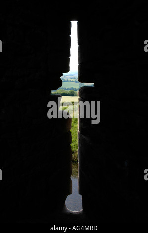 Fessura di freccia nella torre del castello bianco originariamente un Norman motte e bailey la muratura in pietra risale al 1184 Monmouthshire Wales UK Foto Stock