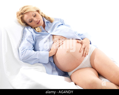 Donna incinta rilassante modello rilasciato Foto Stock