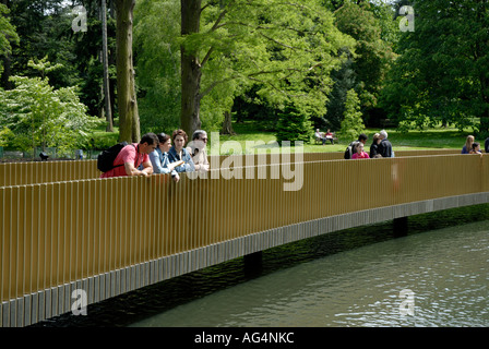 Vista di Sackler attraversando ponte sopra il lago Royal Botanic Gardens di Kew Richmond Surrey in Inghilterra La Gran Bretagna UK Europa UE Foto Stock