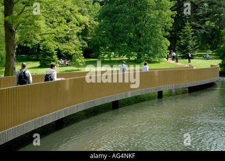 Vista di Sackler attraversando ponte sopra il lago Royal Botanic Gardens di Kew Richmond Surrey in Inghilterra La Gran Bretagna UK Europa UE Foto Stock