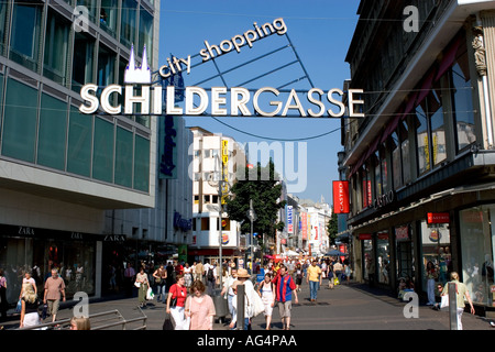 Persone che camminano in Schildergasse una zona pedonale con molti negozi e ristoranti nel centro della città di Colonia, Germania Foto Stock