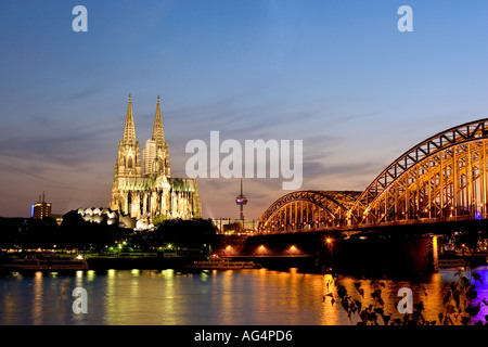 Germania Nord Reno Westfalia Colonia la cattedrale di Colonia e il ponte di Hohenzollern di notte Foto Stock
