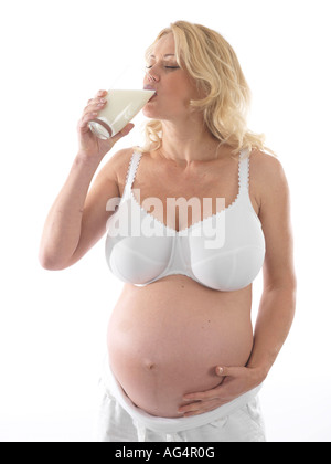 Donna incinta bere latte modello rilasciato Foto Stock