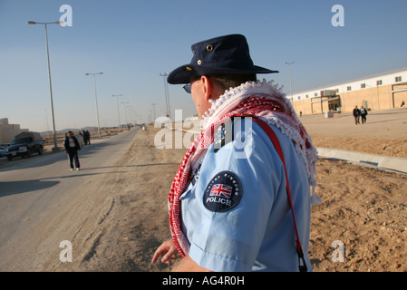 British funzionario di polizia che indossa un foulard arabi Foto Stock