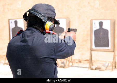 La polizia irachena ufficiale sulla gamma di sparo Foto Stock