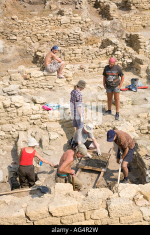 Archeologia Gli studenti che lavorano in corrispondenza di un sito di scavo dell'antico insediamento greco di Tyras oggi in Ucraina Foto Stock