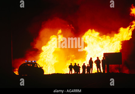 Wildfire incendio fuori controllo come la polizia a guardare. Foto Stock