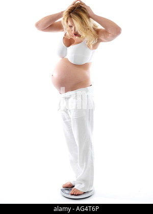 Donna incinta utilizzando bilance modello rilasciato Foto Stock