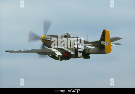 North American P-51D Mustang G-MSTG 414419 LH-F 'Janey' con ruote ritraendo il decollo da Breighton Airfield Foto Stock