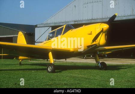 De Havilland (Canada) DHC-1 Scoiattolo striado 22 G-JAKE due seat traing aeromobili parcheggiati presso Aviosuperficie Netherthorpe Foto Stock