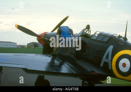 Hawker Hurricane Mk XII B417 LC-G-HURR con pilota permanente sulla ala paracadute di reggette a Breighton Airfield Foto Stock