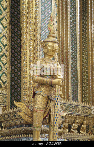 Statua dorata in Wat Phra Kaeo, il Grand Palace, Bangkok in Thailandia Foto Stock