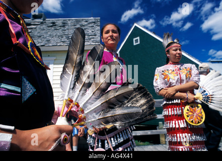 Native American ballerini in Western Plains abito tradizionale con eagle piume Foto Stock