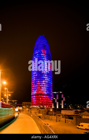 Il tram velocizzando il passato Torre Agbar di notte Barcellona Catalonia Spagna 11 03 2007 Foto Stock