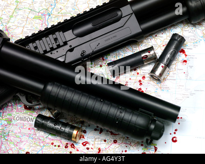 Due pompa fucili con cartucce speso su una mappa coperto di sangue che mostra i tassi di aumento di criminalità violenta nel Regno Unito Foto Stock