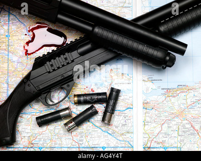 Due pompa fucili con cartucce o un sangue Mappa imbevuto con nessun popolo che indica la caduta di numero di polizia e aumento della criminalità violenta le tariffe Foto Stock