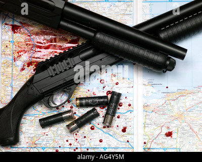 Due pompa fucili con cartucce o un sangue Mappa imbevuto con nessun popolo che indica la caduta di numero di polizia e aumento della criminalità violenta le tariffe Foto Stock