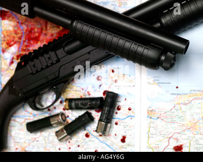 Due pompa fucili con cartucce speso su una mappa coperto di sangue che mostra i tassi di aumento di criminalità violenta nel Regno Unito Foto Stock