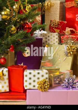 I regali di Natale sotto l'albero Foto Stock