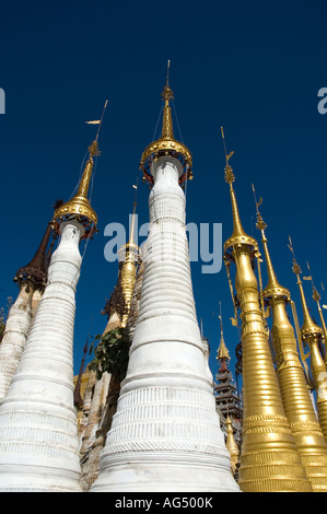 Oro e stupa bianchi a Shwe Inn Thein Nyaung Ohak Indein Stato Shan Myanmar Foto Stock