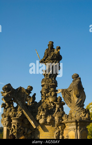 La statua della Madonna con inginocchiato San Bernardo sul Ponte Carlo a Praga Repubblica Ceca UE Foto Stock