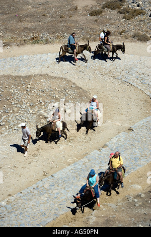 I turisti di marcia asini al sumit dell'acropoli di Lindos sul isola greca di Rodi Foto Stock