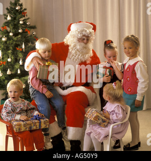 Babbo Natale dà presenta per i bambini Foto Stock