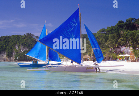 Barche a vela bianca spiaggia Boracay Filippine Foto Stock