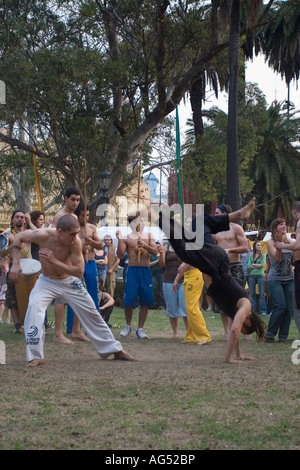 Due uomini eseguono Capoeira Foto Stock