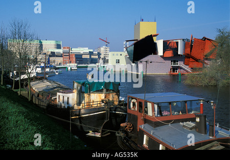 Paesi Bassi Groningen, Houseboats con Groninger Museum in background Foto Stock