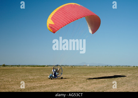 Un pilota decolla in un powered parapendio in Arizona Foto Stock