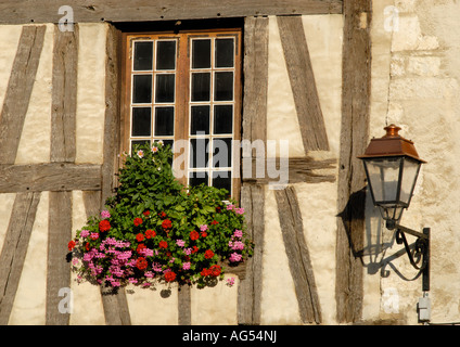 Medieval a struttura mista in legno e muratura in facciata Noyers-sur-Serein, Borgogna, Francia Foto Stock