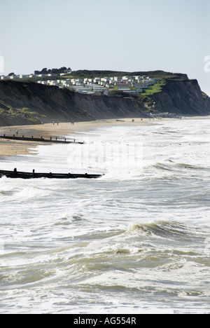 Roulotte su North Norfolk Cliff tops con mare e pennelli in primo piano Runton Inghilterra Foto Stock