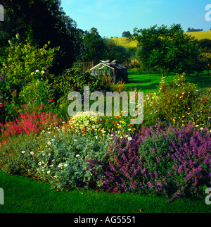 Country Garden cottage con verdure e letti di fiori Wiltshire, Inghilterra Foto Stock