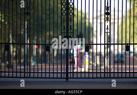 CClosed cancelli di admiralty Arch che conduce nel centro commerciale londra inghilterra Foto Stock