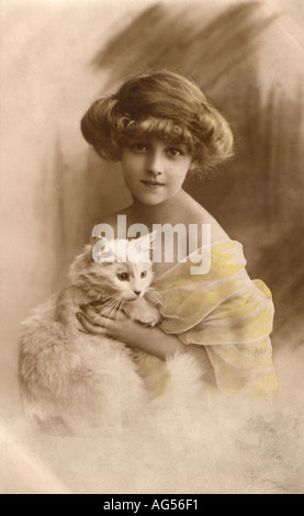 Colorati a mano il ritratto di una giovane ragazza francese con Cat circa 1915 Foto Stock