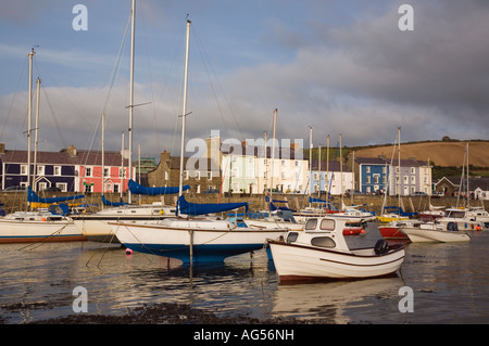 Vista sul porto fangoso a bassa marea con barche ormeggiate e quayside case nella città balneare Aberaeron Ceredigion Mid Wales UK Foto Stock