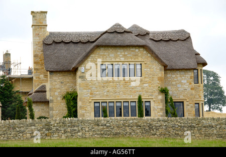 Moderna casa di paglia nel villaggio Costwold di Chipping Campden Gloucestershire England Regno Unito Foto Stock